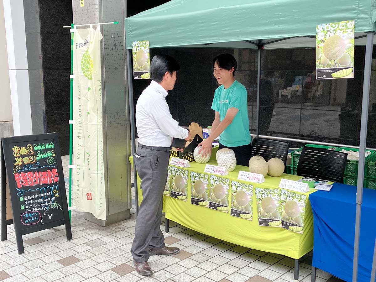 香川銀行で開催したさぬきメロン Dream Star販売イベントの様子